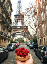 Пироженка с малиной на фоне Эйфелевой башни