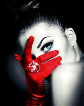 Дама в красных бархатных перчатках