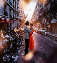 Нежная встреча на улице города в лучах солнца