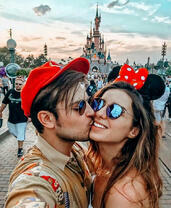 Влюбленные на фоне Диснейленда