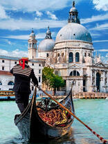 Гондола на фоне собора Санта-Мария-делла-Салюте