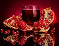 Гранатовый сок и фрукт