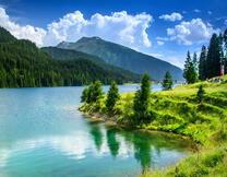 Широкое озеро у подножья гор