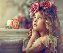 Милая девочка в цветочном венке