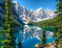 Заснеженные горы и голубое озеро