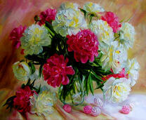 Роскошный букет пионов на столе