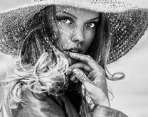 Стеснительная девушка