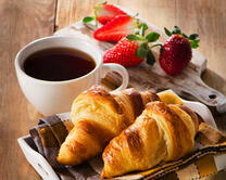 Кофе с круассаном и клубникой