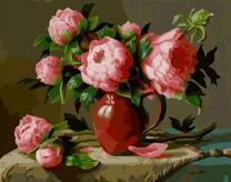 Розовые пионы в глиняной вазе