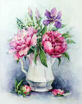 Белый кувшин с цветами роз и ирисов