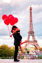 Поцелуй в Париже и красные шары