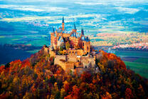 Замок на горе с голубыми шпилями