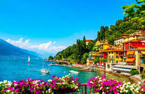 Уютный городок на скале залива