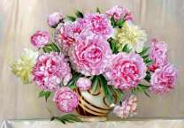 Пионы в бело-золотистой вазе