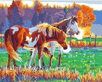 Два коня на фоне осеннего леса