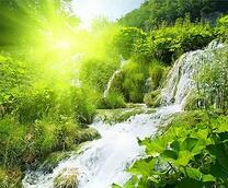 Водопад в солнечных лучах