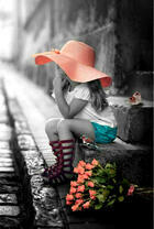 Девочка в шляпе с букетом роз на ступенях