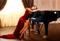 Девушка в красном платье и рояль