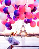 Девчонка с охапкой шариков возле Эйфелевой башни