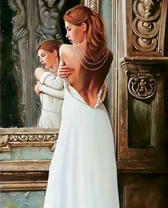 Рыжеволосая девушка у зеркала