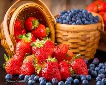 Клубника и голубика в корзинках