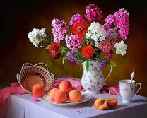 Букет садовых цветов и персики