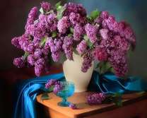 Букет сирени и голубая драпировка