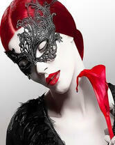 Женщина с цветком и в маске