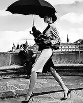 Бизнес-леди под зонтом