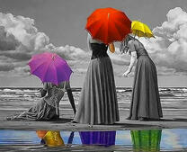 Девушки с цветными зонтами у моря