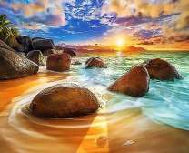 Закат на берегу лазурного моря