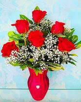 Букет роз в красной вазе