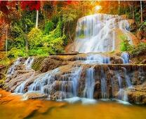 Каскадный водопад в осеннем лесу