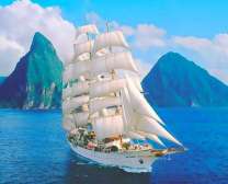 Белая яхта на фоне гор