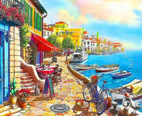 Лодки у курортной набережной