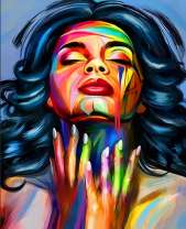 Колоритная брюнетка