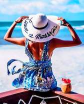 Девушка в шляпе на фоне моря