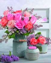 Розовые розы и свеча