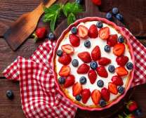 Торт с клубникой и голубикой