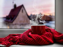 Чашка чая на окне