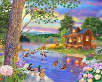 Деревянный домик у широкой реки