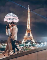 Нежный поцелуй на фоне ночного Парижа