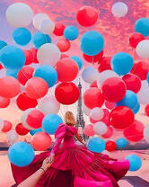 Девушка, воздушные шары и Эйфелева башня