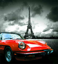 Красный автомобиль на фоне Эйфелевой башни