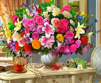 Роскошный букет цветов на столе с чашкой чая