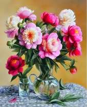 Яркие пионы в прозрачном кувшине