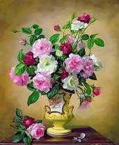 Букет из роз в вычурной вазе