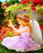 Девочка-ангелочек с маленьким котенком