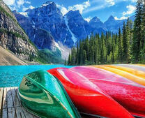 Цветные лодки на фоне горного озера