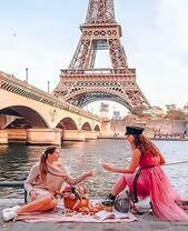 Девушки у моста в Париже